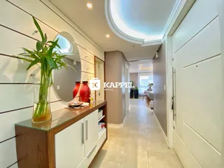 Foto de um corredor interno com painéis brancos e um móvel de madeira.