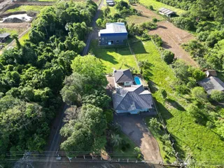 Uma vista aérea de uma residência cercada por vegetação em Lajeado, Brasil.