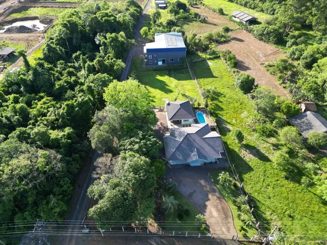 Uma vista aérea de uma residência cercada por vegetação em Lajeado, Brasil.
