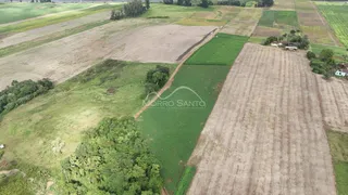 Vista aérea de uma propriedade rural com campos cultivados e vegetação em Lajeado.