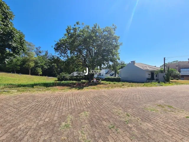 Fachada de uma residência com gramado e árvores em Lajeado, Brasil.