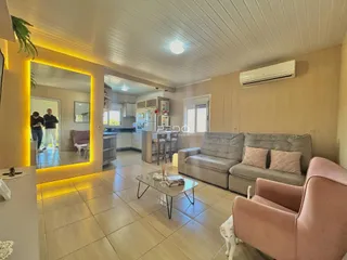 Sala de estar com piso de cerâmica e móveis modernos.