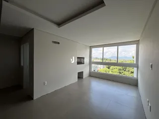 Sala de estar com grande janela de vista para a paisagem.