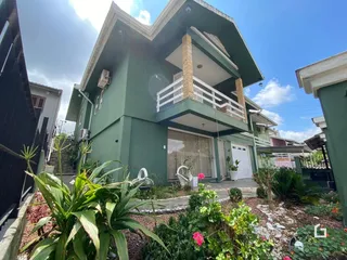 Fachada de uma casa em Lajeado, Brasil, com jardim na frente.