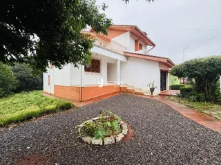 Fachada de uma casa em Lajeado, Brasil, com jardim frontal.