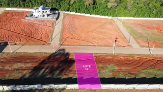 Vista aérea de um lote em Lajeado, Brasil, mostrando uma área de terra e uma construção.