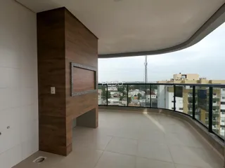 Vista panorâmica de uma área aberta com vista para a cidade.