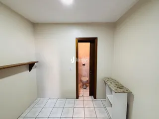 Hall de entrada com piso de cerâmica e prateleira de madeira