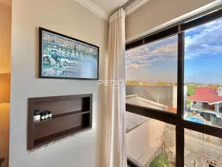 Parede interna com quadro e janela de uma propriedade em Lajeado.