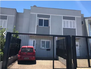Fachada de um imóvel residencial com portão de segurança em Lajeado, Brasil.