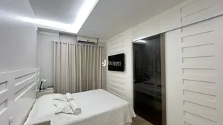 Quarto com cama e janela em ambiente claro.