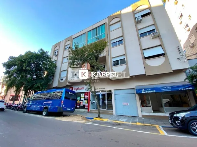 Fachada de um prédio residencial em Lajeado, Brasil, com janelas e unidades de ar-condicionado.
