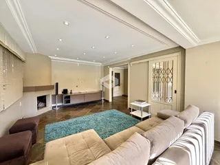 Sala de estar com sofá e lareira em ambiente interno.