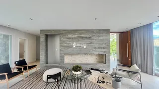 Sala de estar moderna com lareira e vista para o exterior.