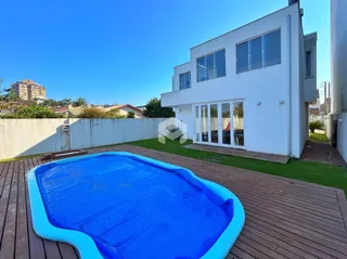 Vista externa de uma casa com piscina e deck em Lajeado.