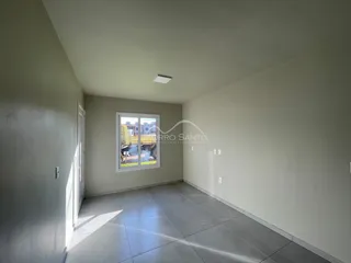 Foto de uma sala de estar com piso de cerâmica e janela.