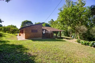 Fachada de uma casa de tijolos com jardim gramado em Lajeado, Brasil.