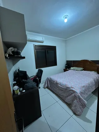 Foto de um quarto com cama e armário em um imóvel.