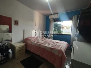 Quarto com cama e janela em um imóvel no Brasil.