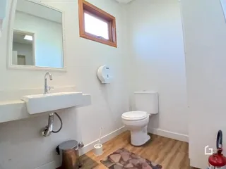 Foto de um banheiro interno com pia e vaso sanitário.