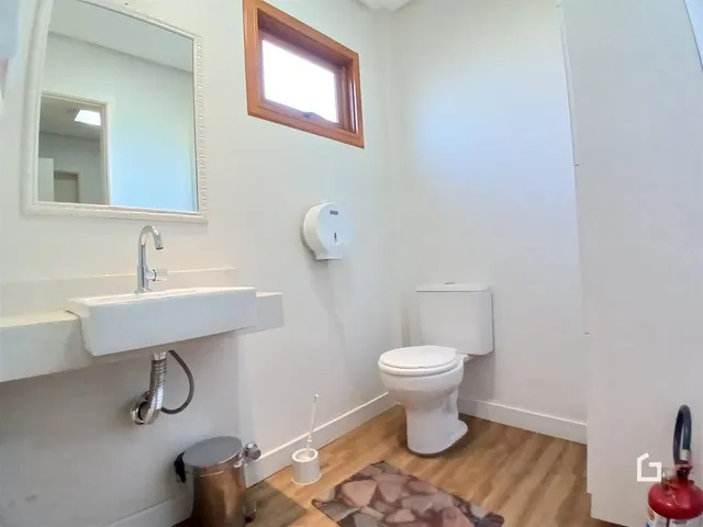 Foto de um banheiro interno com pia e vaso sanitário.