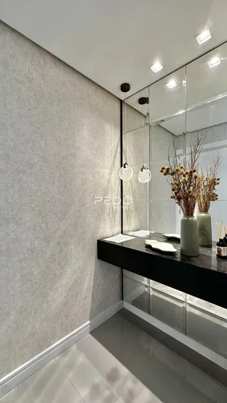 Parede texturizada em um ambiente interno com espelho refletindo o espaço.