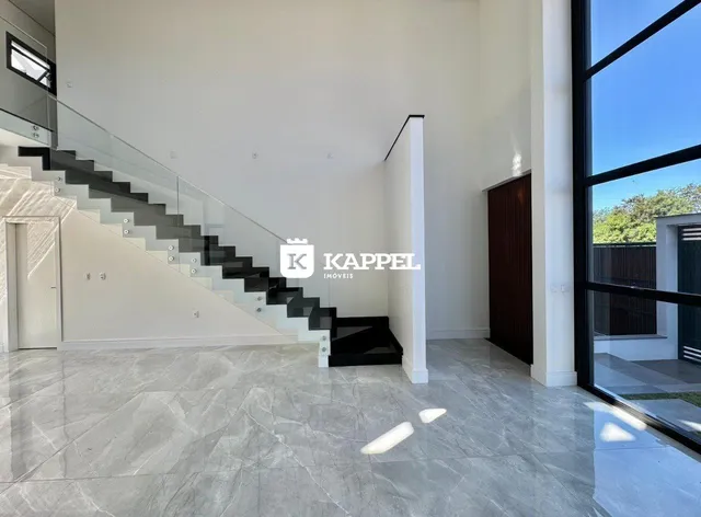 Foto de um ambiente interno com escadaria e piso de porcelanato claro.