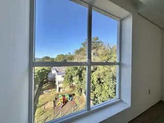Vista da paisagem verde através de uma grande janela.