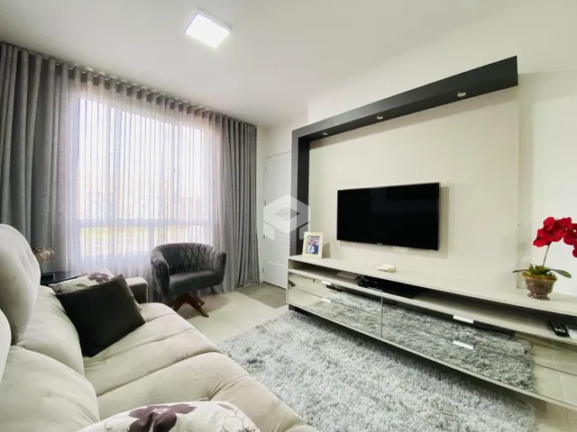Sala de estar com sofá e decoração moderna.