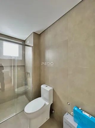 Foto de um banheiro com box de vidro e vaso sanitário em Lajeado.