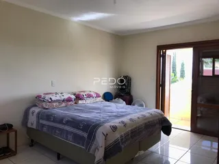 Quarto com cama e porta de vidro de madeira.