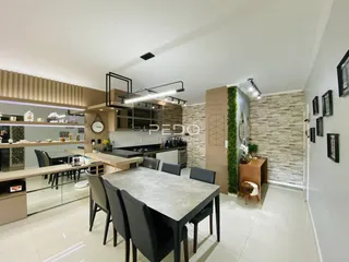 Vista da sala de jantar e cozinha de um imóvel em Lajeado, Brasil.