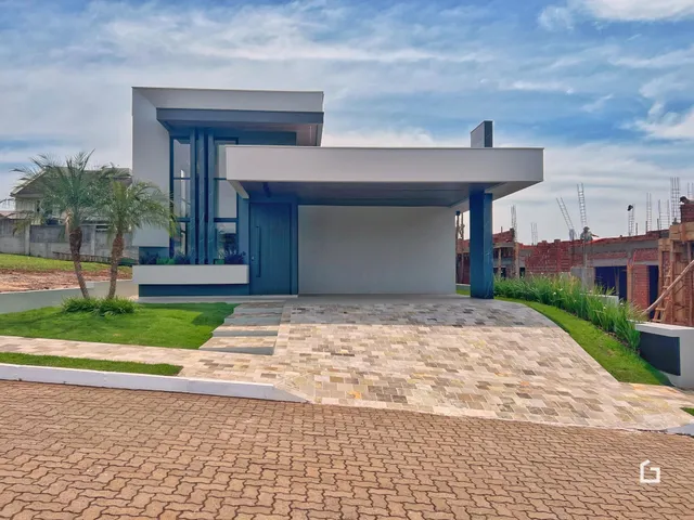 Fachada moderna de uma residência em Lajeado, Brasil, com jardim e entrada pavimentada.