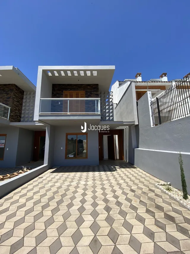 Fachada de uma casa moderna em Lajeado, Brasil, com pátio pavimentado.