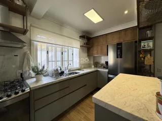 Vista da cozinha moderna com armários e bancadas em Lajeado.