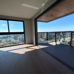 Sala de estar com vista panorâmica da cidade.