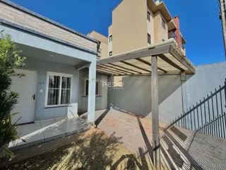 Vista da fachada de uma residência em Lajeado, Brasil, com uma área externa coberta.