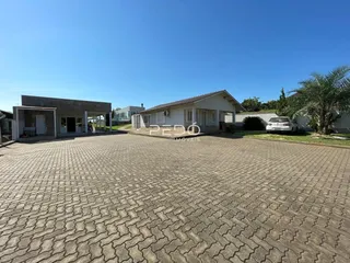 Vista externa de uma casa com área pavimentada em Lajeado, Brasil.