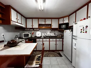 Esta é uma foto de uma cozinha com armários de madeira e bancadas.