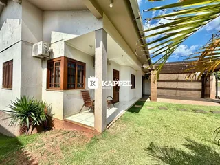 Fachada de uma residência com jardim gramado em Lajeado, Brasil.