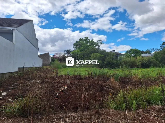 Vista externa de uma residência com vegetação densa no primeiro plano.