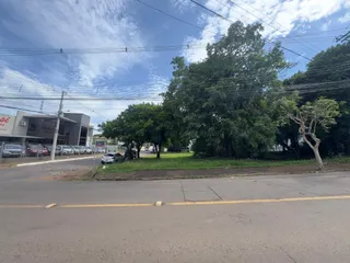 Fachada de um imóvel em Lajeado, Brasil, mostrando a rua e a vegetação ao fundo.