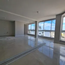 Sala ampla com grandes janelas que proporcionam muita luz natural.