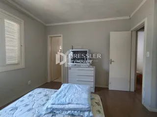 Quarto com cama e janela em ambiente interno.