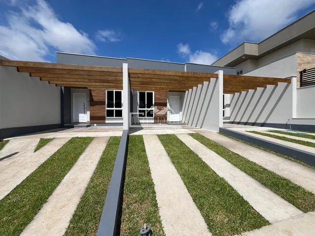 Casa geminada com 2 dormitórios