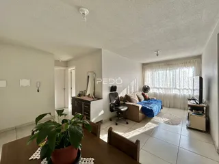 Sala de estar com janela e decoração interna em um imóvel no Brasil.