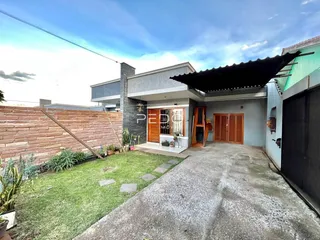 Fachada de uma casa em Lajeado, Brasil, com jardim e muro de alvenaria.