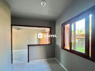 Uma sala de estar com piso de cerâmica e uma janela que oferece vista para o exterior.