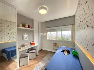 Quarto com janela e decoração em apartamento em Lajeado.