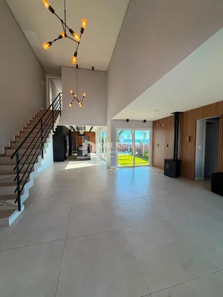 Hall de entrada com escadaria em um imóvel em Lajeado.